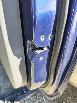 Foto de CERRADURA PUERTA DELANTERA DERECHA FORD FOCUS CABRIO (CA5) 2.0 TDCi CAT (136 CV / 100 KW) referencia 1530528