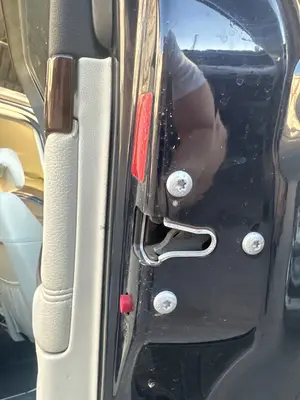 Foto de CERRADURA PUERTA TRASERA DERECHA SAAB 9-3 BERLINA 1.9 TiD CAT (150 CV / 110 KW) referencia 12759695