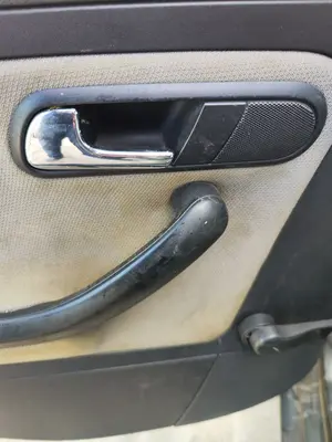 Foto de MANETA INTERIOR TRASERA IZQUIERDA SEAT IBIZA (6L1) 1.9 TDI (101 CV / 74 KW) referencia 6L4839113  4X4