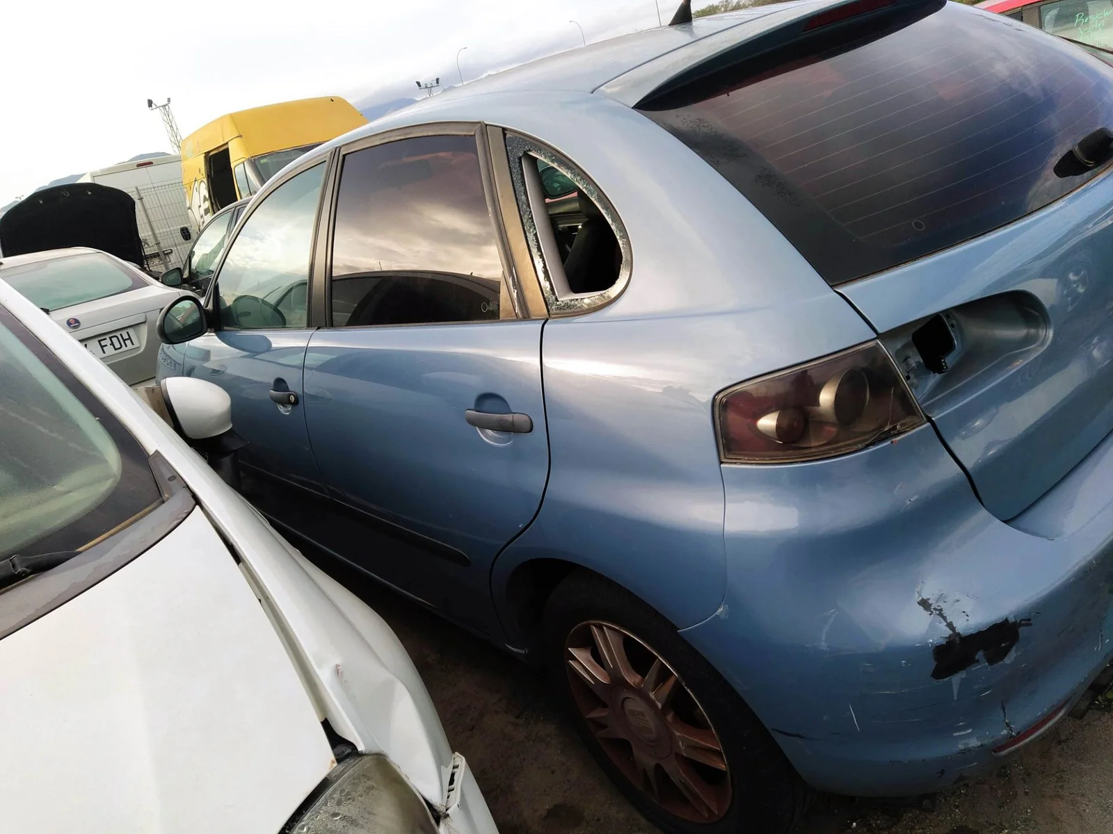 Foto de PUERTA TRASERA IZQUIERDA SEAT IBIZA (6L1) 1.9 TDI (101 CV / 74 KW) referencia 6L4833055T