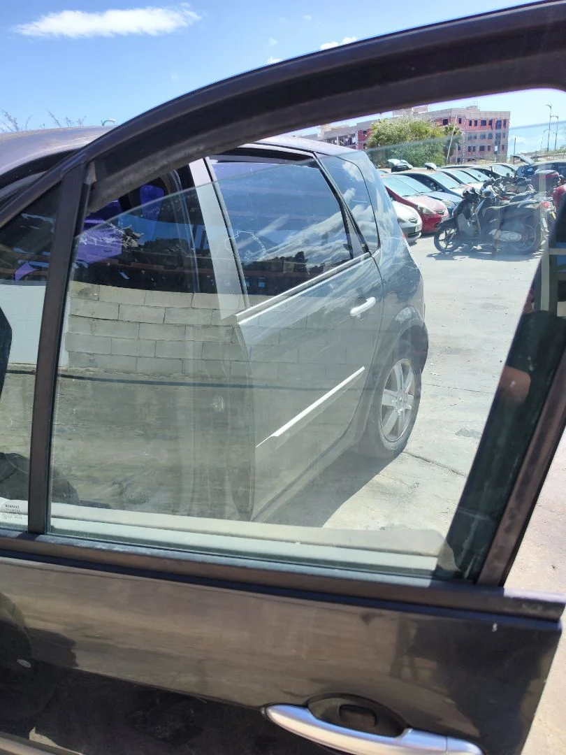 Foto de LUNA DELANTERA IZQUIERDA RENAULT SCENIC II (JM) 1.9 dCi Diesel (120 CV / 88 KW) referencia 8200120589
