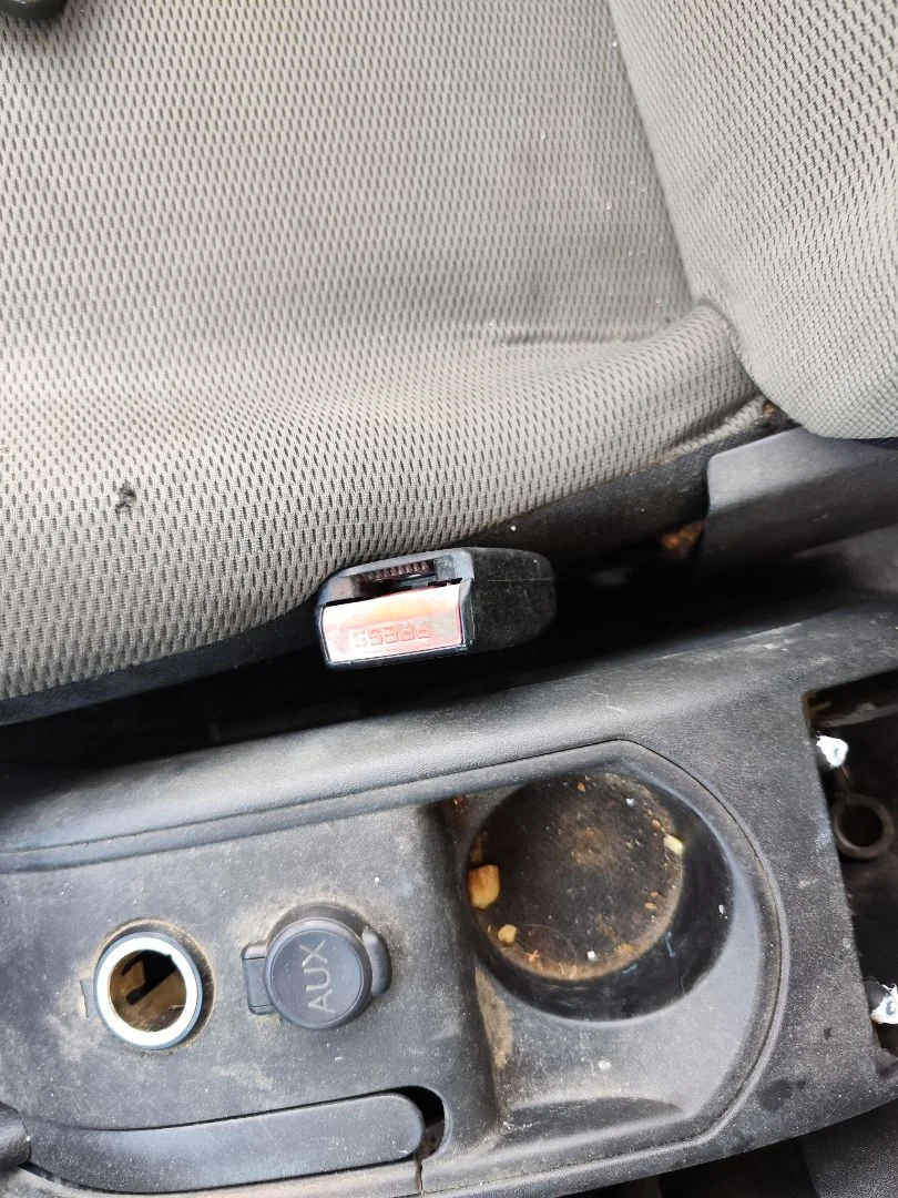 Foto de ENGANCHE CINTURON DELANTERO DERECHO CITROEN C4 BERLINA 1.6 16V HDi FAP (109 CV / 80 KW)