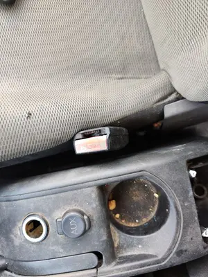 Foto de ENGANCHE CINTURON DELANTERO DERECHO CITROEN C4 BERLINA 1.6 16V HDi FAP (109 CV / 80 KW)