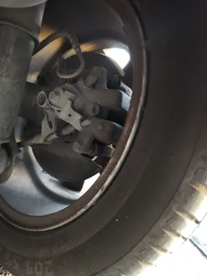 Foto de PINZA DE FRENO TRASERA DERECHA CITROEN C4 BERLINA 1.6 16V HDi FAP (109 CV / 80 KW)