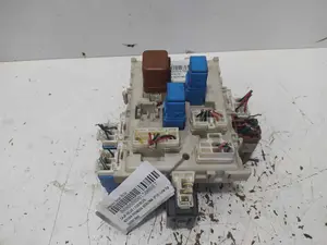 Foto de CAJA RELES / FUSIBLES NISSAN PRIMERA BERLINA (P12) 1.9 16V Turbodiesel CAT (120 CV / 88 KW) referencia 24330C9900 foto 1