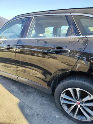 Foto de PUERTA TRASERA IZQUIERDA JAGUAR F-PACE 3.0 V6 Diesel CAT (301 CV / 221 KW) referencia T4A1371