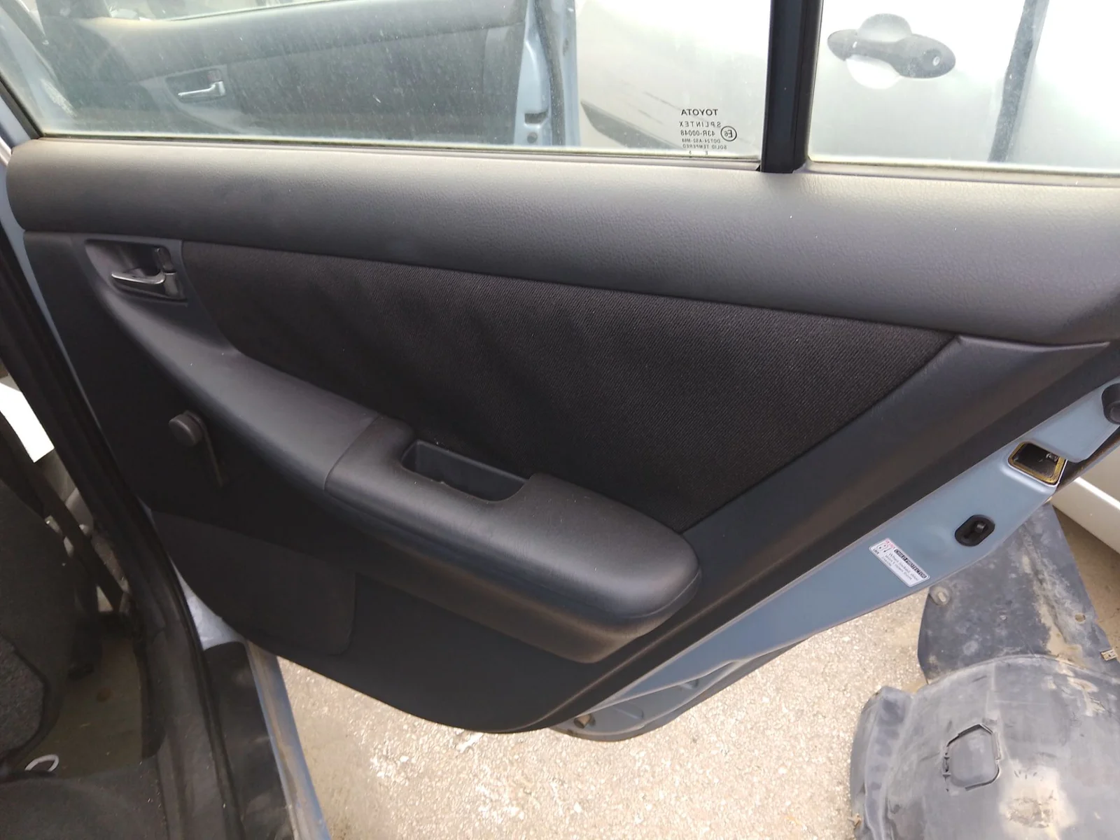 Foto de GUARNECIDO PUERTA TRASERA DERECHA TOYOTA COROLLA (E12) 1.4 16V CAT (97 CV / 71 KW) referencia 6763002A50B3