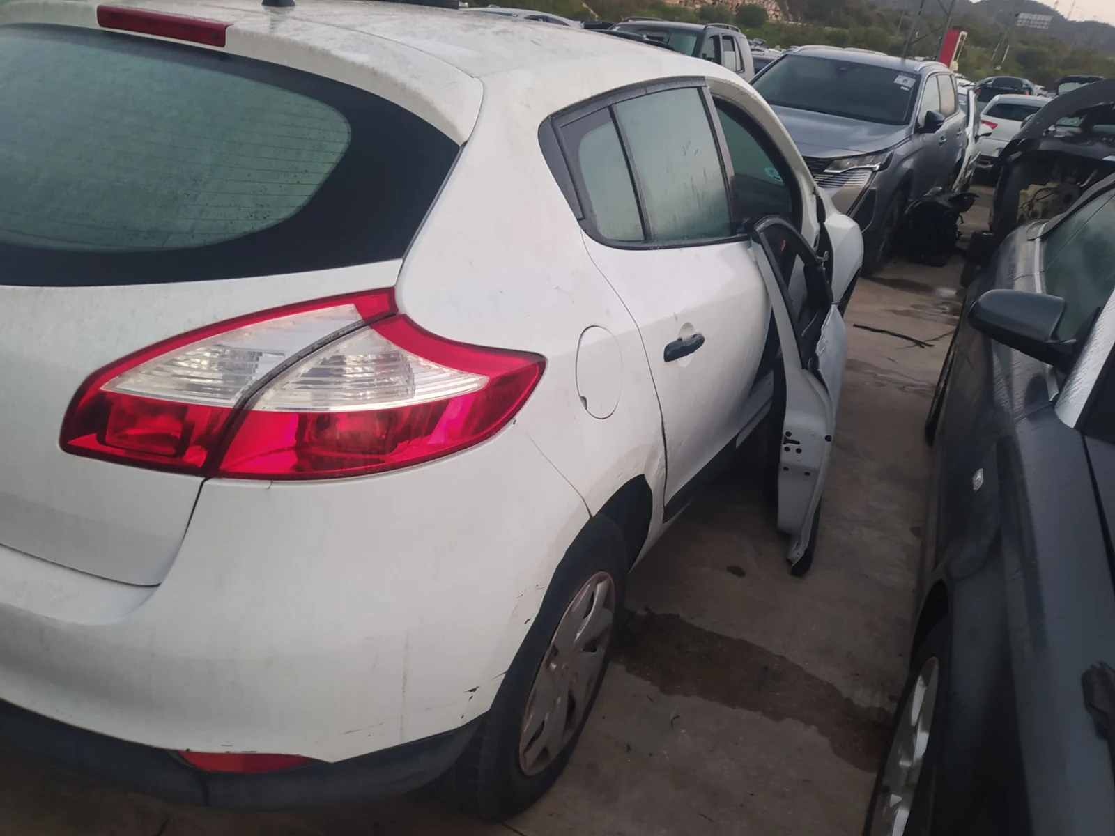 Foto de LUNA TRASERA DERECHA RENAULT MEGANE III BERLINA 5P 1.6 16V CAT (101 CV / 74 KW) referencia 823000007R