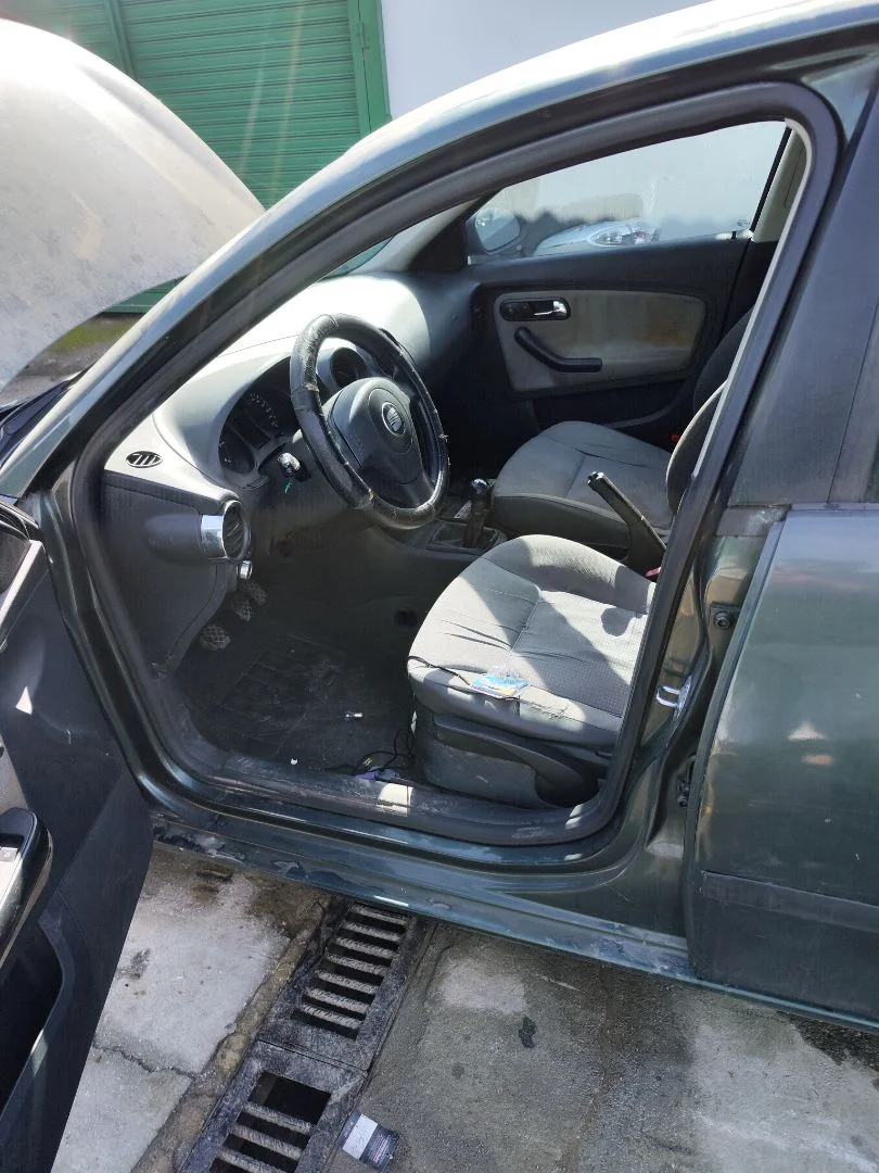 Foto de GOMAS CONTORNO PUERTA SEAT IBIZA (6L1) 1.9 TDI (101 CV / 74 KW)