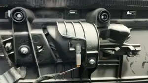 Foto de MANETA INTERIOR TRASERA IZQUIERDA AUDI A4 AVANT (8E) 3.0 V6 24V TDI (233 CV / 171 KW) referencia 8E0839019 foto 2