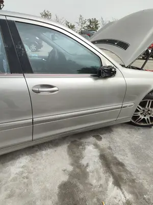 Foto de PUERTA DELANTERA DERECHA MERCEDES-BENZ CLASE C (BM 203) BERLINA 3.0 CDI CAT (224 CV / 165 KW) referencia A203720020567 foto 2