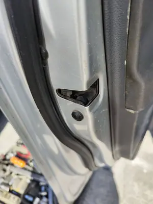 Foto de CERRADURA PUERTA DELANTERA IZQUIERDA VOLKSWAGEN POLO IV (9N1) 1.4 16V (75 CV / 55 KW) referencia 7E1837015A