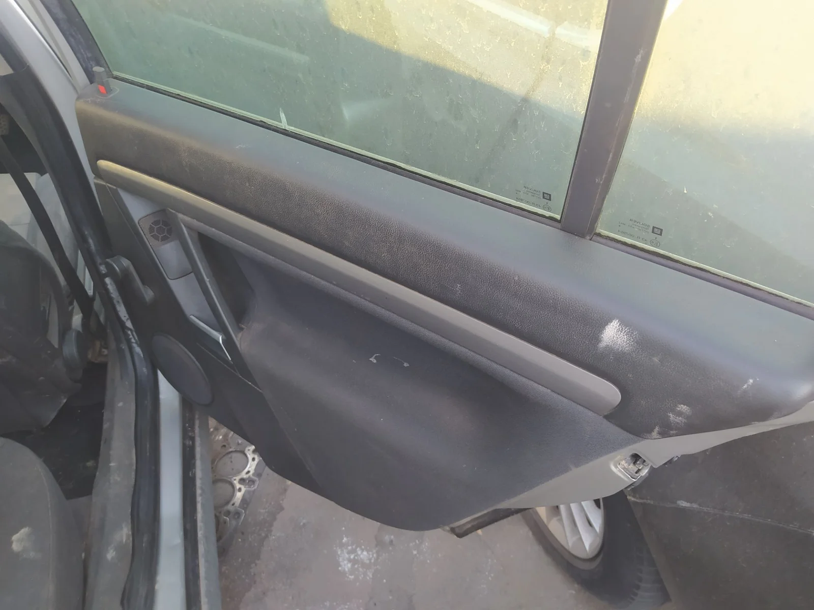 Foto de MANETA INTERIOR TRASERA DERECHA OPEL VECTRA C CARAVAN 2.2 16V CAT (Z 22 YH / LCH) (155 CV / 114 KW) referencia 13106605