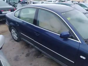 Foto de PUERTA DELANTERA DERECHA VOLKSWAGEN PASSAT BERLINA (3B3) 1.9 TDI (131 CV / 96 KW) referencia 3B4831052BE
