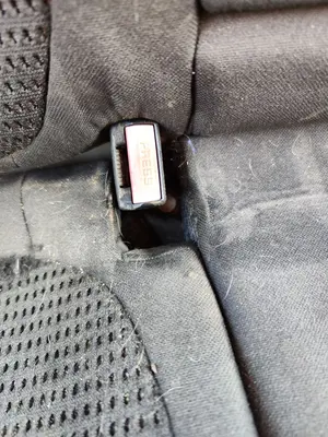 Foto de ENGANCHE CINTURON TRASERO DERECHO CITROEN C4 BERLINA 1.6 16V HDi (90 CV / 66 KW)