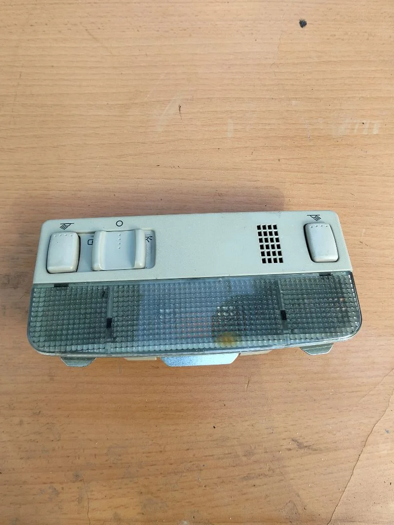 Foto de LUZ INTERIOR VOLKSWAGEN GOLF IV BERLINA (1J1)(10.1997) 1.9 TDI (131 CV / 96 KW) referencia 3B0947105C