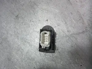 Foto de INTERRUPTOR RENAULT CLIO III 1.2 (75 CV / 55 KW) referencia 8200829519 foto 4
