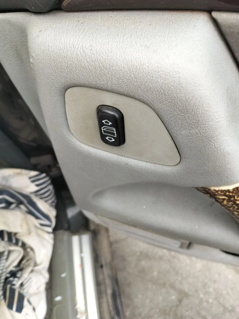 Foto de MANDO ELEVALUNAS TRASERO DERECHO MERCEDES-BENZ CLASE E (BM 210) BERLINA 2.9 Turbodiesel CAT (129 CV / 95 KW)
