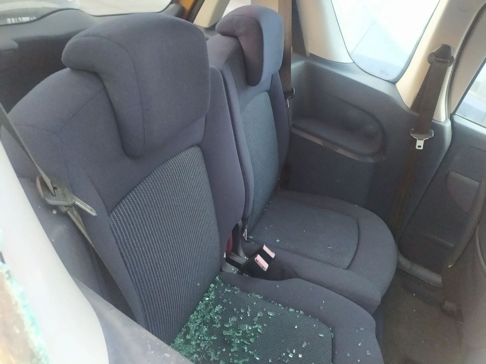 Foto de ENGANCHE CINTURON TRASERO CENTRAL PEUGEOT 1007 1.4 HDi (68 CV / 50 KW)