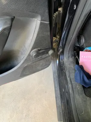 Foto de MANETA ELEVALUNAS TRASERA IZQUIERDA VOLKSWAGEN PASSAT VARIANT (3C5) 2.0 TDI (140 CV / 103 KW)