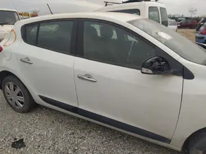 Foto de PUERTA TRASERA DERECHA RENAULT MEGANE III BERLINA 5P 1.5 dCi Diesel CAT (86 CV / 63 KW) referencia 821006014R