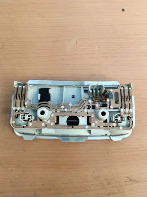 Foto de LUZ INTERIOR VOLKSWAGEN GOLF IV BERLINA (1J1)(10.1997) 1.9 TDI (131 CV / 96 KW) referencia 3B0947105C foto 2