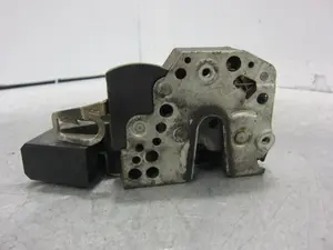 Foto de CERRADURA PUERTA TRASERA DERECHA BMW SERIE 3 BERLINA (E36) 2.0 24V (150 CV / 110 KW) referencia 8122420