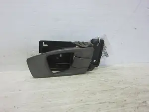 Foto de MANETA INTERIOR TRASERA DERECHA FORD MONDEO BERLINA (GE) 2.5 V6 24V CAT (170 CV / 125 KW) referencia 0K2FA58330