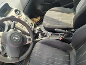Foto de ENGANCHE CINTURON DELANTERO DERECHO OPEL CORSA D 1.2 16V CAT (Z 12 XEP / LB4) (80 CV / 59 KW)