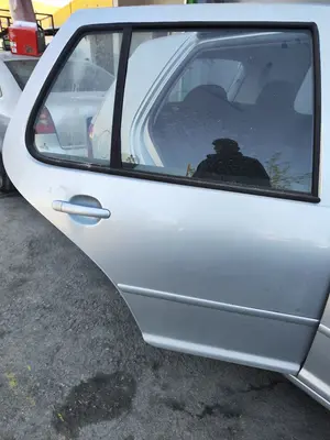 Foto de PUERTA TRASERA DERECHA VOLKSWAGEN GOLF IV BERLINA (1J1)(10.1997) 1.9 TDI (131 CV / 96 KW) referencia 1J6833056F