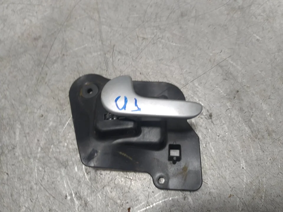 Foto de MANETA INTERIOR TRASERA IZQUIERDA OPEL CORSA C 1.3 16V CDTI CAT (Z 13 DT / LN9) (69 CV / 51 KW) referencia 13121860