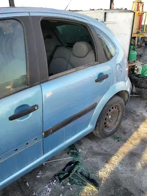 Foto de PUERTA TRASERA IZQUIERDA CITROEN C3 referencia 9006K7