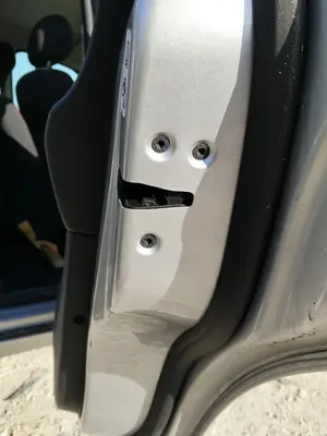 Foto de CERRADURA PUERTA TRASERA DERECHA FORD S-MAX (CA1) 2.0 TDCi CAT (131 CV / 96 KW) referencia 1791422