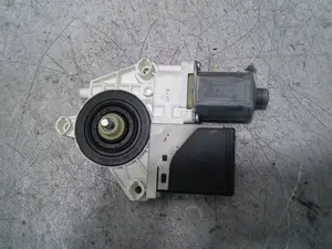 Foto de MOTOR ELEVALUNAS TRASERO DERECHO RENAULT MEGANE III BERLINA 5P 1.5 dCi Diesel (106 CV / 78 KW) referencia 827306548R foto 2