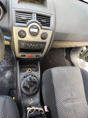 Foto de CONSOLA CENTRAL RENAULT MEGANE II BERLINA 5P 1.5 dCi Diesel (101 CV / 74 KW)