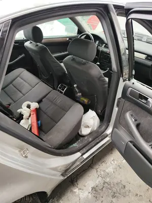 Foto de GOMAS CONTORNO PUERTA AUDI A6 BERLINA (4B2) 2.5 V6 24V TDI (150 CV / 110 KW)