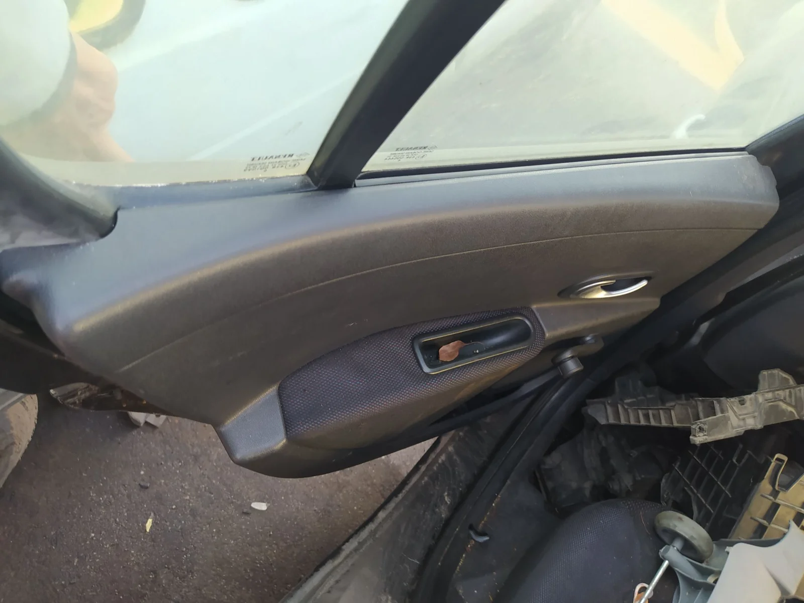 Foto de MANETA INTERIOR TRASERA IZQUIERDA RENAULT CLIO III 1.5 dCi Diesel (68 CV / 50 KW) referencia 8200310579
