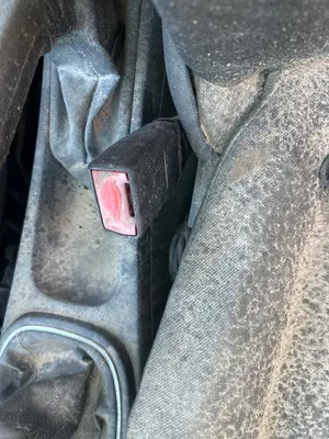 Foto de ENGANCHE CINTURON DELANTERO IZQUIERDO OPEL CORSA D 1.3 16V CDTI (75 CV / 55 KW)