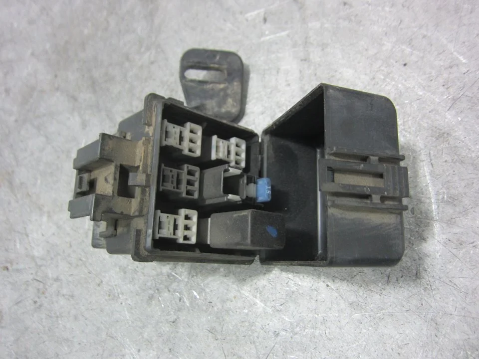 Foto de CAJA RELES / FUSIBLES SUZUKI IGNIS (RM/MH) 1.3 DDiS Diesel CAT (69 CV / 51 KW)