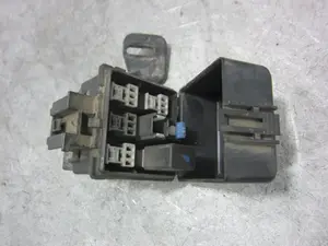 Foto de CAJA RELES / FUSIBLES SUZUKI IGNIS (RM/MH) 1.3 DDiS Diesel CAT (69 CV / 51 KW)