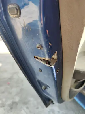 Foto de CERRADURA PUERTA TRASERA IZQUIERDA BMW SERIE 1 BERLINA (E81/E87) 2.0 16V Diesel CAT (122 CV / 90 KW) referencia 51227202148