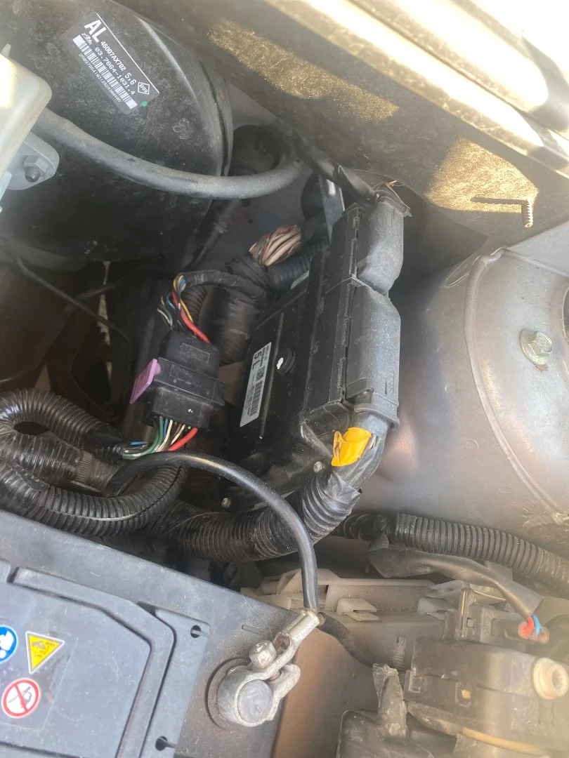 Foto de CENTRALITA MOTOR UCE NISSAN MICRA (K12E) 1.2 CAT (65 CV / 48 KW) referencia MEC37320