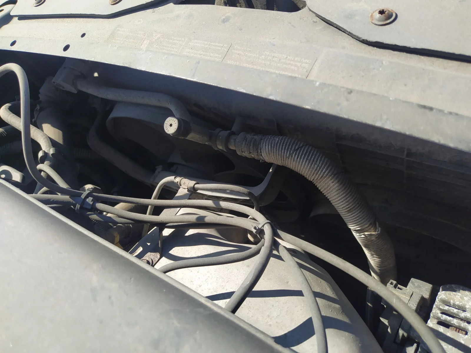 Foto de CONDENSADOR / RADIADOR AIRE ACONDICIONADO VOLKSWAGEN FOX (5Z1)(04.2005) 1.4 (75 CV / 55 KW) referencia 6Q0820411K