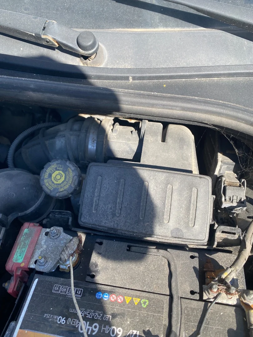 Foto de CAJA FILTRO AIRE RENAULT CLIO III 1.5 dCi Diesel (68 CV / 50 KW) referencia 8200437235