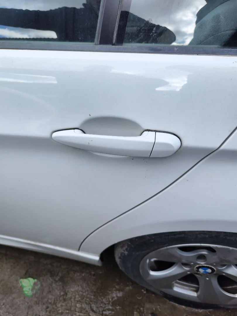 Foto de MANETA EXTERIOR TRASERA IZQUIERDA BMW SERIE 3 BERLINA (E90) 2.0 Turbodiesel CAT (143 CV / 105 KW)
