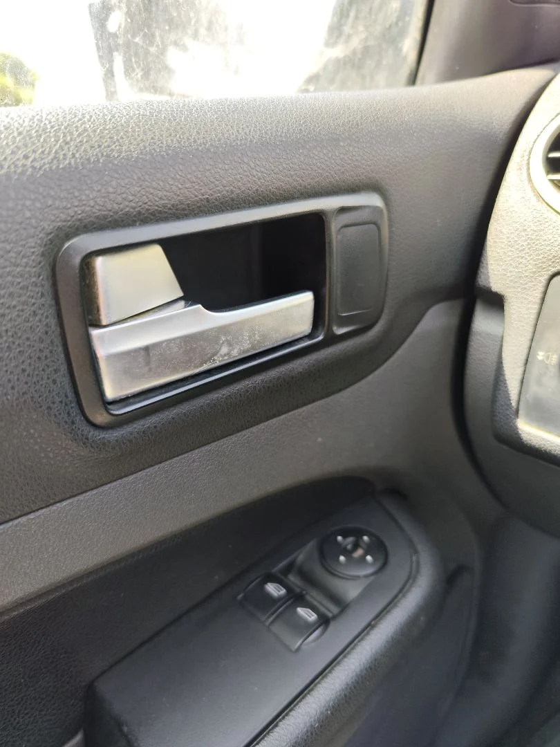 Foto de MANETA INTERIOR DELANTERA IZQUIERDA FORD FOCUS BERLINA (CAP) 1.6 TDCi CAT (90 CV / 66 KW) referencia 1470113