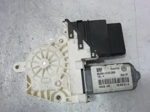 Foto de MOTOR ELEVALUNAS TRASERO IZQUIERDO SEAT LEON (1M1) 1.8 20V (125 CV / 92 KW) referencia 1C0959811A