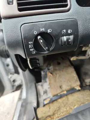 Foto de MANDO LUCES AUDI A6 BERLINA (4B2) 2.5 V6 24V TDI (150 CV / 110 KW) referencia 8L0953513J FKZ
