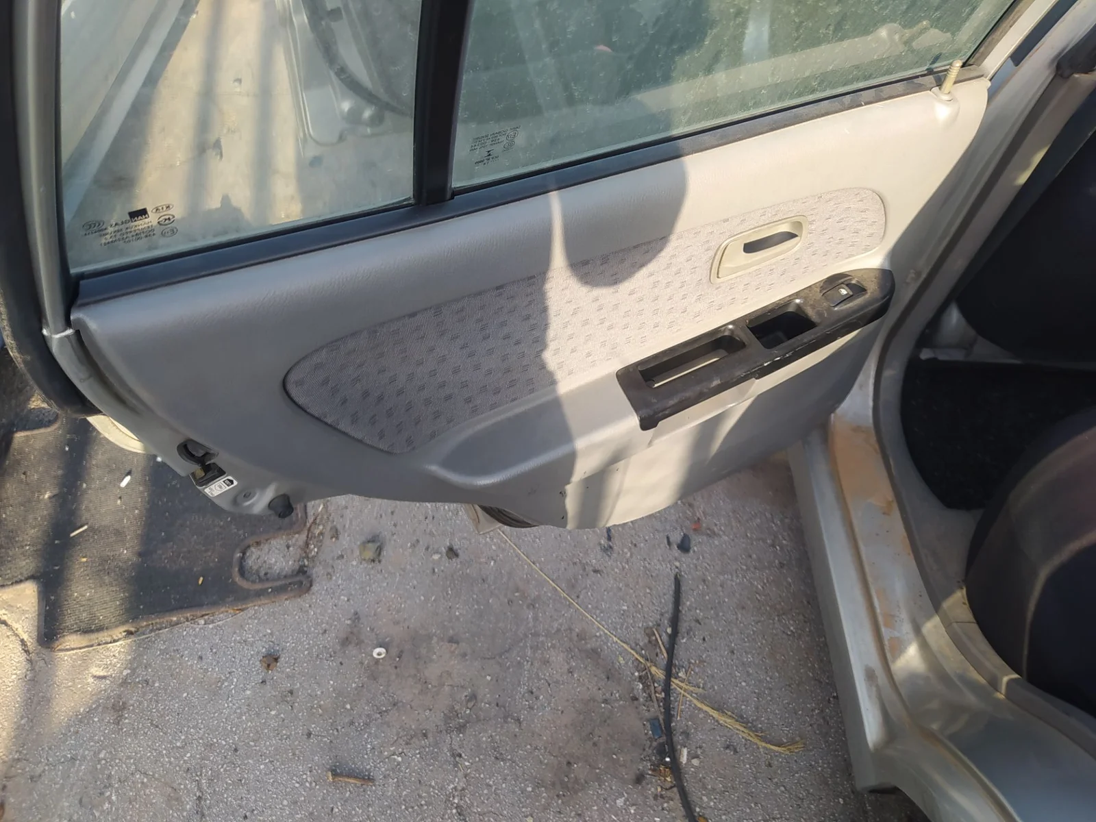 Foto de MANETA INTERIOR TRASERA IZQUIERDA KIA RIO (BC) 1.3 CAT (75 CV / 55 KW) referencia 0K30B5933008