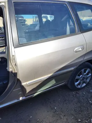 Foto de PUERTA TRASERA IZQUIERDA KIA CARENS (RS) 1.8 16V CAT (126 CV / 93 KW) referencia 0K2JA73020